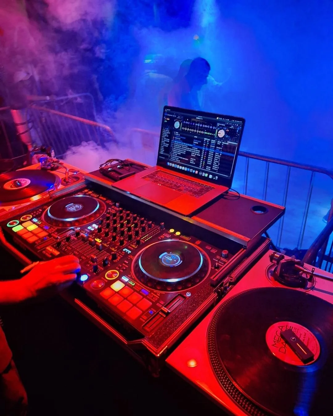 Setup de DJ profissional da Dexton em evento