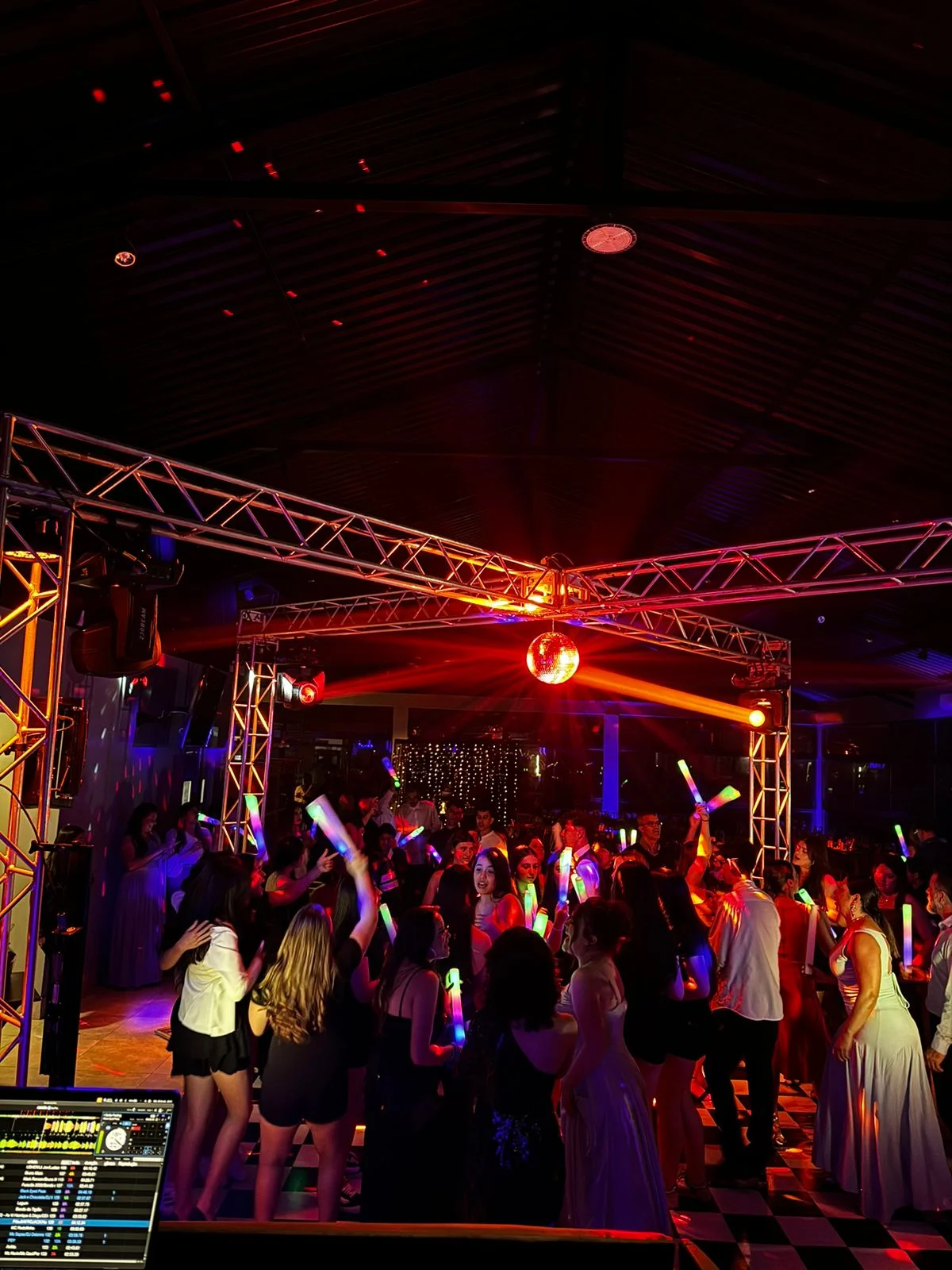Pista de dança iluminada em evento realizado pela Dexton Eventos