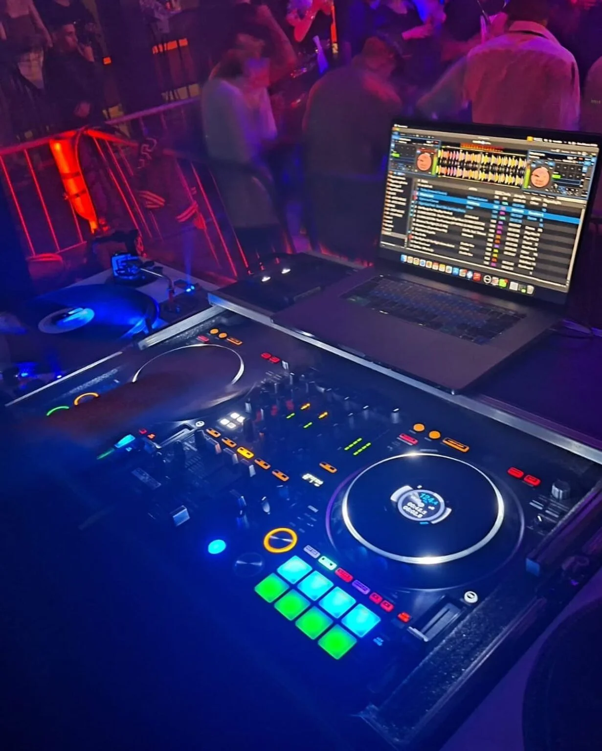 Mesa de mixagem e equipamentos da Dexton durante evento