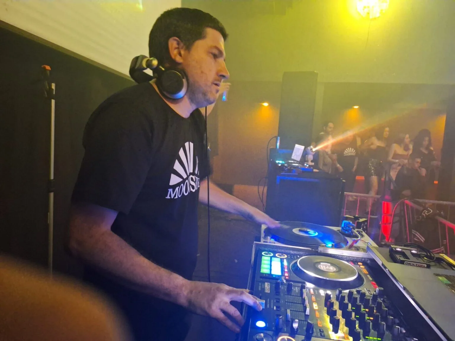 DJ Max Dexton comandando a pista em evento