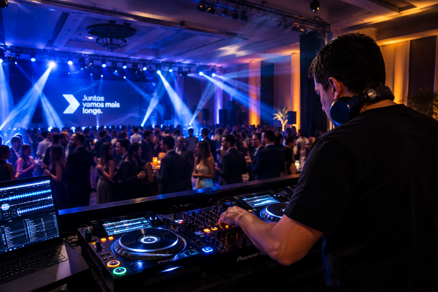 DJ Dexton comandando evento corporativo