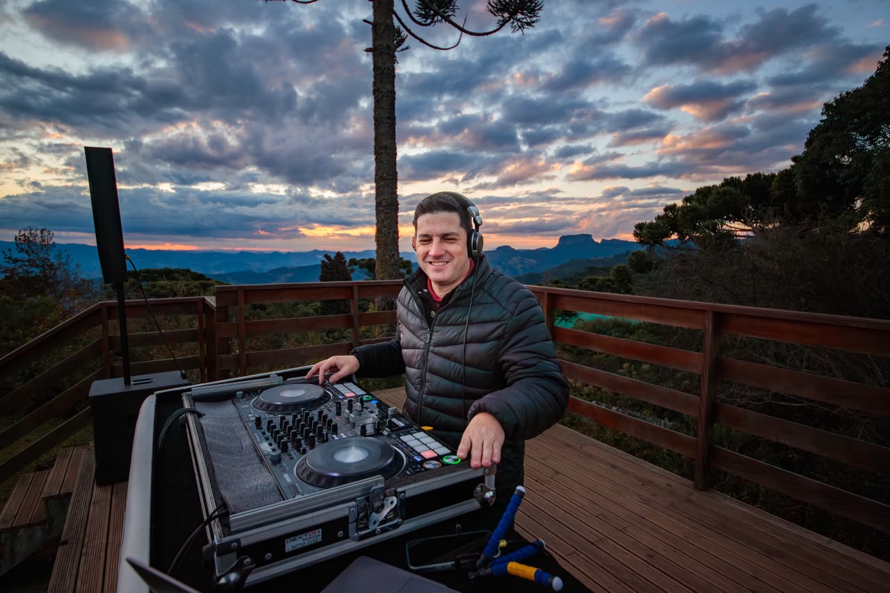 DJ Dexton ao pôr do sol em Campos do Jordão