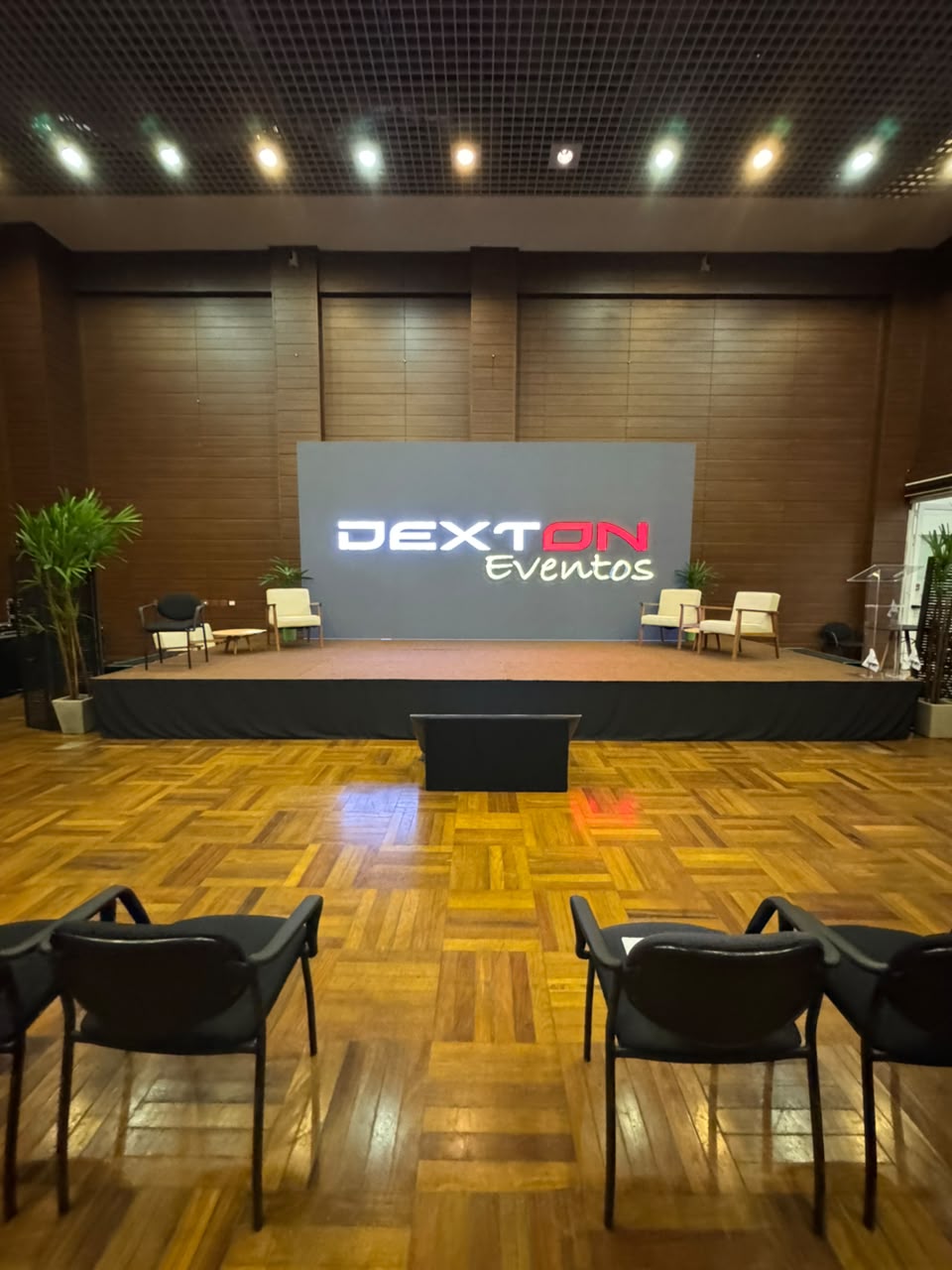Palco de evento corporativo com painel Dexton Eventos