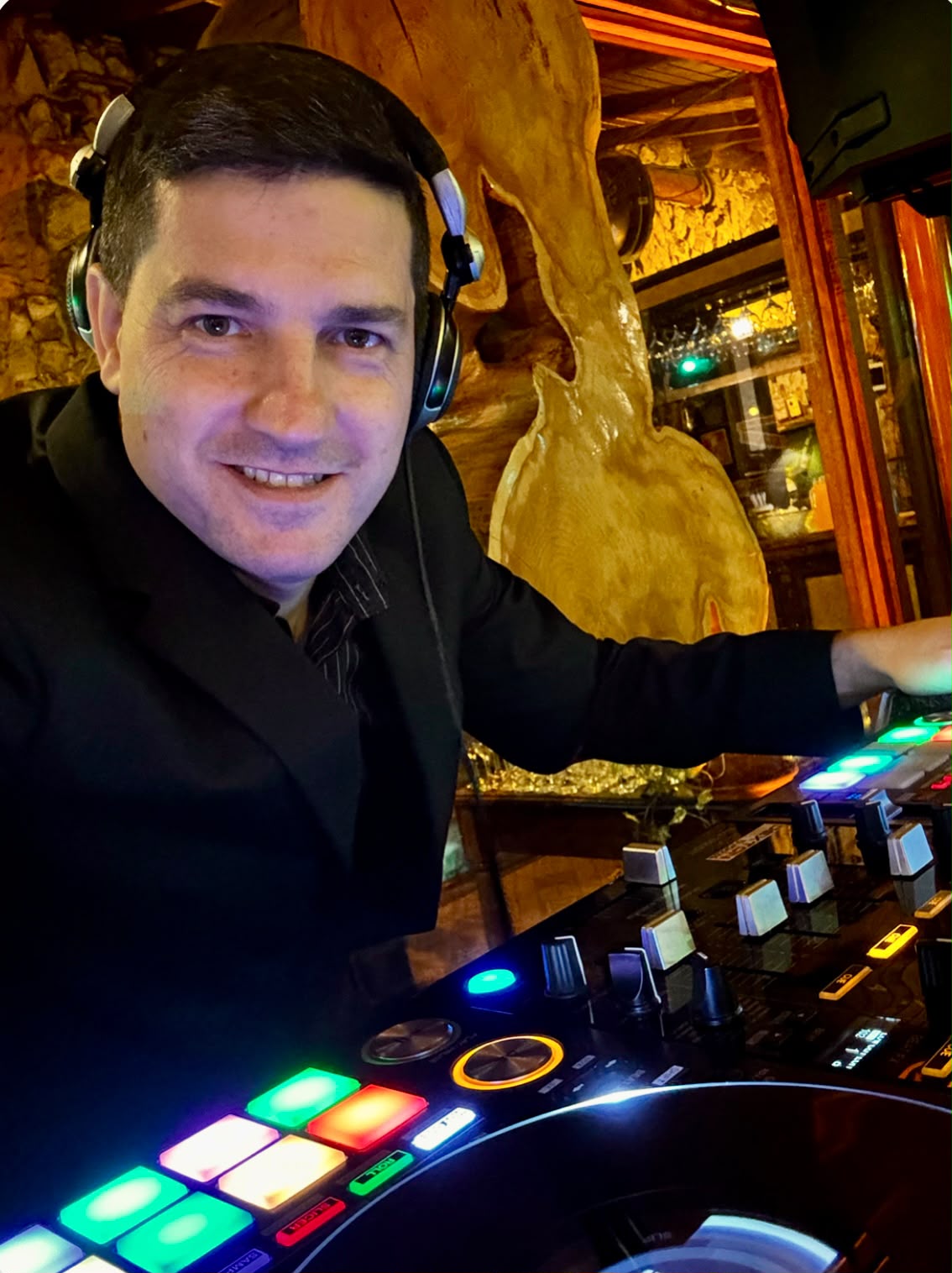 DJ Dexton comandando evento