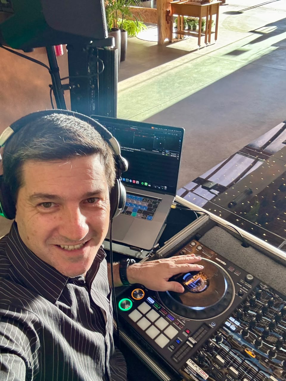 DJ Dexton em evento de dia
